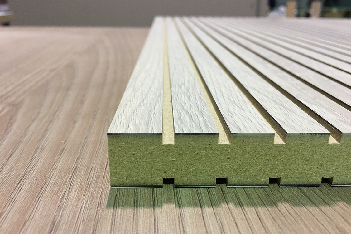 Dalle de plafond en bois rainuré